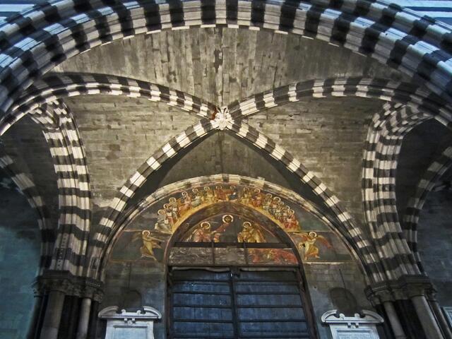 29.03.2012  Genova (Genua) - Italien.                        Chiesa di San Lorenzo 
(Kathedrale di San Lorenzo) (1098).
Piazza San Lorenzo.
Marmorsäulen. 
Zwei Löwen am Eingang. 
Schwarz-weiß gestreifte Marmorreihen.