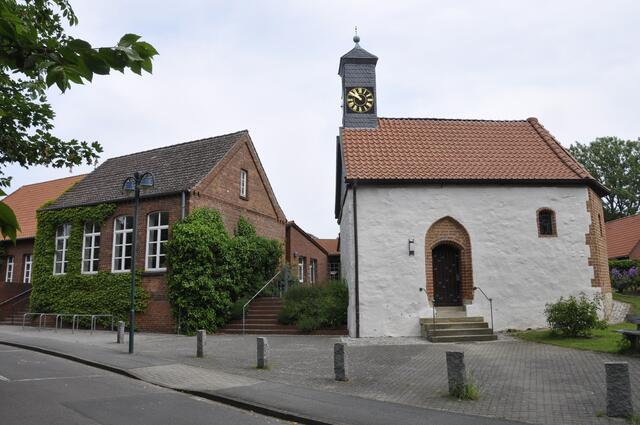 Kapelle und Grundschule in Velber