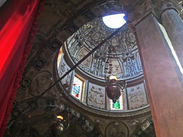 29.03.2012  Genova (Genua) - Italien.                        Chiesa di San Lorenzo 
(Kathedrale di San Lorenzo) (1098).
Piazza San Lorenzo.
Marmorsäulen. 
Zwei Löwen am Eingang. 
Schwarz-weiß gestreifte Marmorreihen.