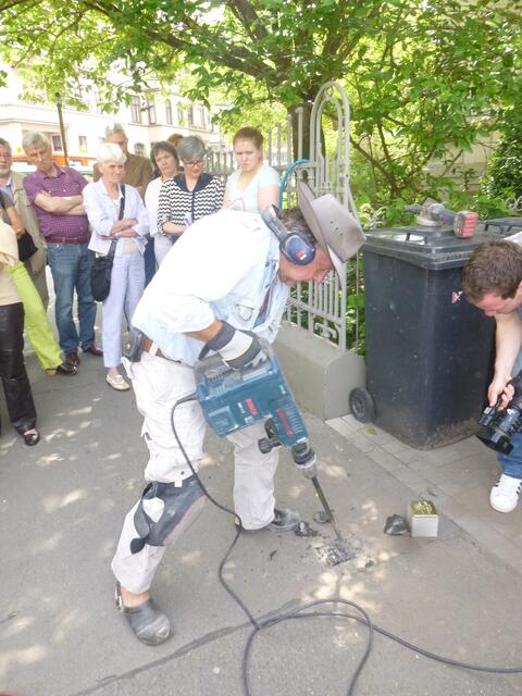 Stolperstein-Erfinder Gunter Demnig bereitet die Verlegung vor dem Haus Gabelsbergerstraße 10 vor, keine leichte Arbeit.