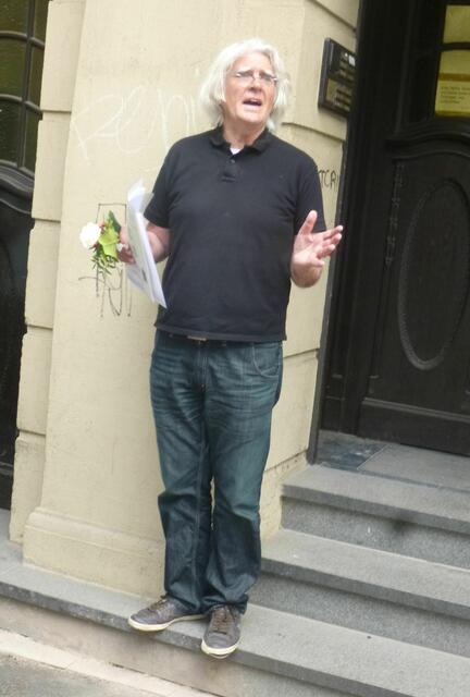Hausbewohner Prof. Dr. Peter Rautmann erklärt den Anwesenden die Beweggründe für eine Stolperstein-Verlegung.