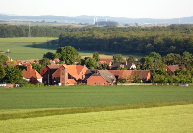 Das Dorf Wülferode an der Ostseite des Kronsberges. Es hat noch einen bäuerlichen Kern. Im Hintergrund der Hildesheimer Wald.