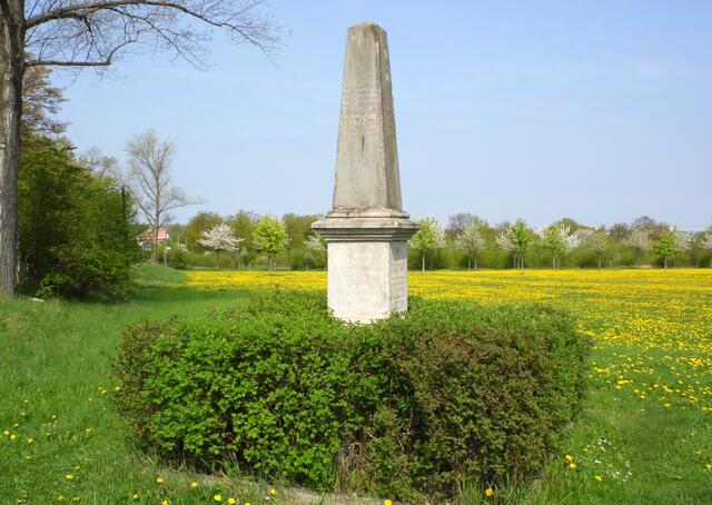 Selbst die deutschen Kaiser und Kronprinzen haben einst den Kronsberg besucht. Mit Tausenden Soldaten wurden Militärparaden veranstaltet. Auf dem Drei-Kaiser-Stein sind sie verewigt.