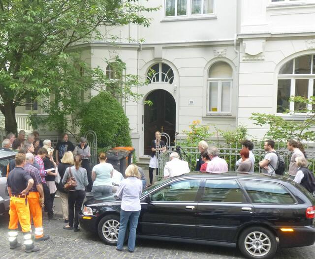 Stolperstein-Patin Barbara Kirsch "Erinnern ist unglaublich wichtig, die Zeitzeugen sterben aus" aus der List (linke Bildmitte) berichtet über Marie Sternheims Leben.