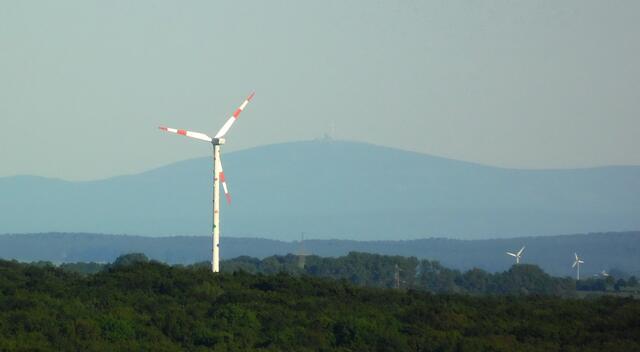 Mit der Kamera herangeholt: Der Brocken im Harz, ca. 90 Kilometer entfernt. Nur bei klarer Sicht so gut auszumachen. Am Gipfel von links die "Brockenmoschee", das Hotel und der Fernsehsender.