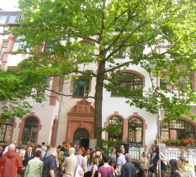 Beethovenstraße 10. Unter den Besuchern sind zu u. a. erkennen: CDU-Mitglied Jürgen Wessel, Bezirksbürgermeister Rainer-Jörg Grube, Die Grünen, OB-Kandidat Stefan Schostok, SPD, stellvertretender Bezirksbürgermeister Stefan Müller, die Linke (neu: SPD)