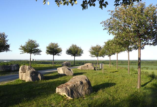 Er ist ein attraktives Ausflugsziel, denn die Aussicht von dort oben ist für norddeutsche Verhältnisse eindrucksvoll.