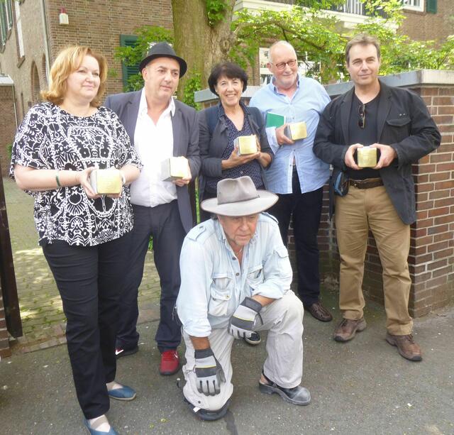 Familie Herzberg kam zur Stolperstein-Verlegung. Von links: Marion, Andre, Vera, Wolfgang und Paul. Kniend: Gunter Demnig. Paul Herzberg ist der Sohn von Bernhard Herzberg. Marion, Andre, Vera und Wolfgang sind die Kinder von Hans Herzberg, der wiederum der jüngste Sohn von Rudolf und Lilly Herzberg ist. Für Hans Herzberg wurde kein Stolperstein verlegt.
