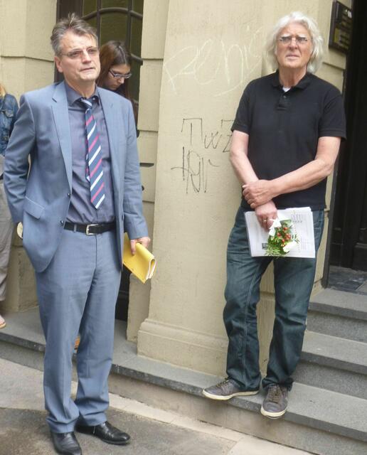 Für Karljosef Kreter war Fe-Wa-Str. 34 die 7. Stolperstein-Verlege-Station, die er zu betreuen hatte. Kein leichter Parcours für ihn, rechts Prof. em. Rautmann.