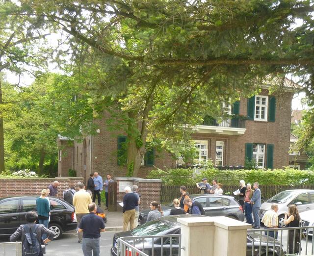Feier vor dem Haus Richard-Wagner-Straße 22. Neben Mitgliedern der Familie Herzberg waren auch Dr. Peter Schulze und Hans-Jürgen Hermel anwesend.
