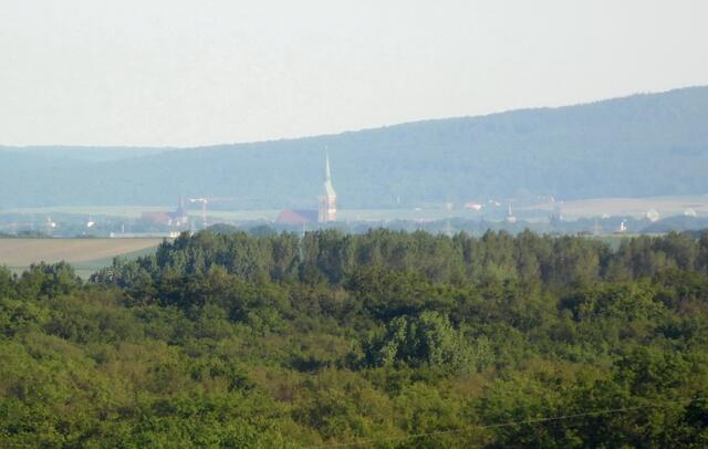 Das ca. 30 Kilometer entfernte Hildesheim liegt in einer Senke. Aber die Kirchtürme sind zu sehen. So der höchste in Norddeutschland, der der Andreaskirche. Ganz rechts, gerade noch erkennbar, die beiden Türme der Michaeliskirche, die neben dem Dom zum Weltkulturerbe der UNESCO gehört.