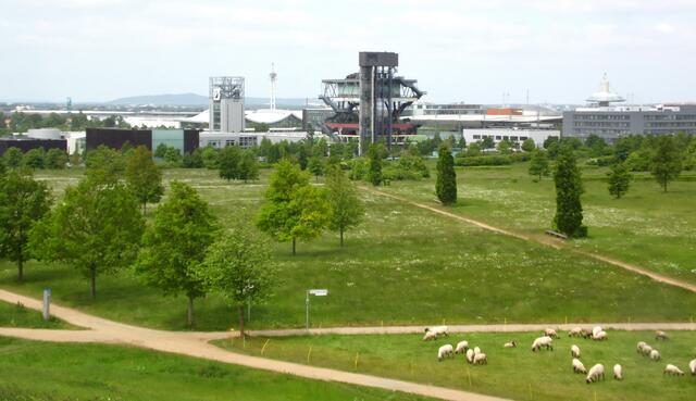 Das Expo-Gelände liegt nahe. Erkennbar die ehemalige Postbox, von der man einen tollen Blick hatte, und der Holländische Pavillon. Dahinter das Messegelände, und im Hintergrund der Benther Berg.