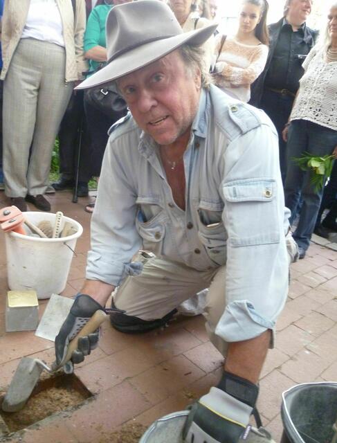 Gunter Demnig bei der Arbeit (Beethovenstraße 10).