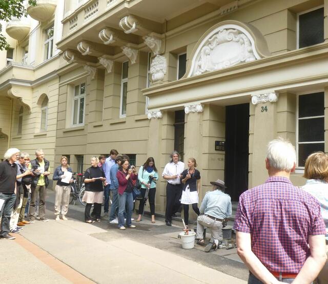 Vor dem Haus Ferdinand-Wallbrecht-Straße 34. Ganz links Prof. Rautmann.