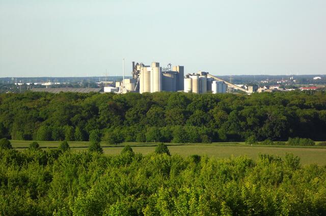 Das Zementwerk in Höver. Dort liegt eine von mehreren Mergelgruben der Gegend, die sich in Zukunft ebenfalls zu Erholungsladschaften verändern werden.