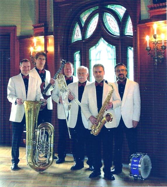 Toni in der Mitte mit seiner Trompete | Foto: Mit Einverständnis der Band