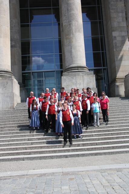 die Trachtenkapelle vor dem Reichtagsgebäude