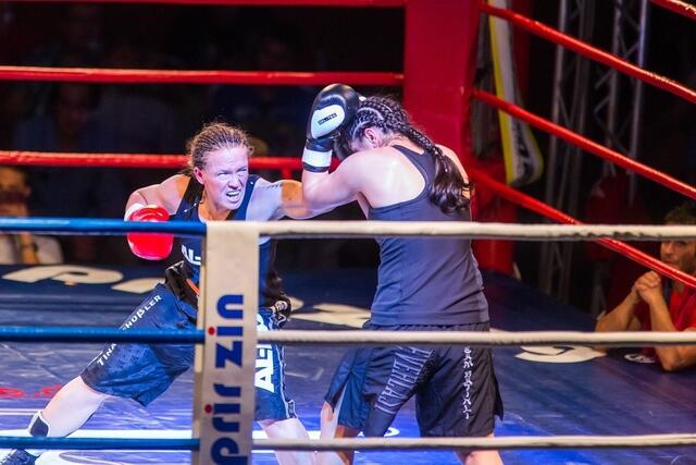 WM-Kampf: Schüßler setzt harte und gezielte Treffen auf Deniz Batinli