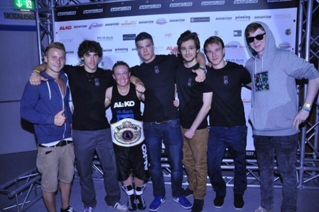 Weltmeisterin Tina Schüßler mit ihrem jungen Augsburger Team, Sänger und Songwriter Manuel Emme AF Augsburgsfinest, Elias Brocker, Tina Schüßler, Max Erhardt, Marco Weisser Maecro Beats, Vince, Severin Mitterwald S&M Films (von links, Foto: Christine Wieser)