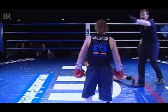 Harter Treffer von Schüßler in Runde 7, Batinli geht zu Boden. Der Bayerische Rundfunk live dabei.