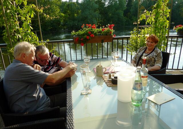 Bernd, Holger, Rashia und Shima (nicht im Bild, da fotografierend) aus Langenhagen bilden die Vorhut des kleinen myheimat-Treffens im Saale-Unstrut-Kreis.