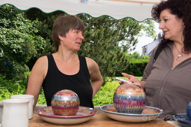 12. Friedberger Sonnwend-Töpfermarkt 2013. 12 Jahre ist Elke Schubert (links) aus Binswangen dabei und präsentiert ihre beeindruckenden Töpfereien für den Wohn- und Gartenbereich. Mit myheimat-Reporterin Sabina Scherer erzählt sie über ihre Eindrücke vom Friedberger Töpfermarkt.