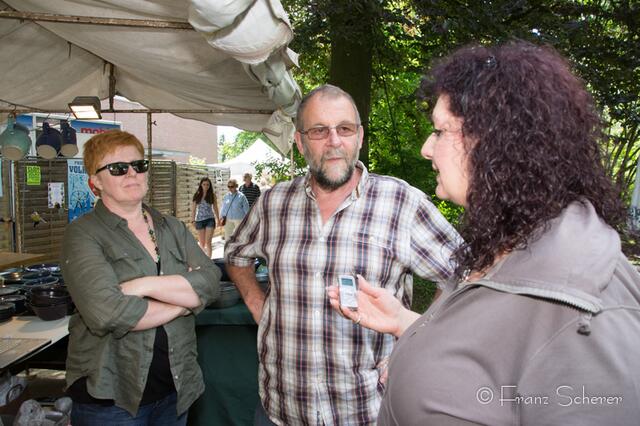 12. Friedberger Sonnwend-Töpfermarkt 2013. myheimat-Reporterin Sabina Scherer im Gespräch mit dem Aussteller-Ehepaar Meyer aus Geisenfeld