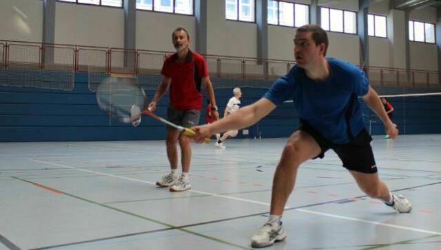 Paul Reichenbacher kratzt den Ball im Doppel mit Rudi Heufelder raus.