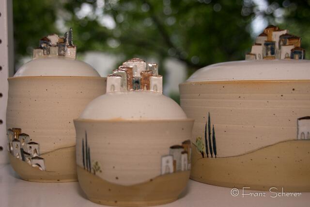 12. Friedberger Sonnwend-Töpfermarkt 2013. Die kleinen Kunstwerke aus der Töpferei von Erika Maag