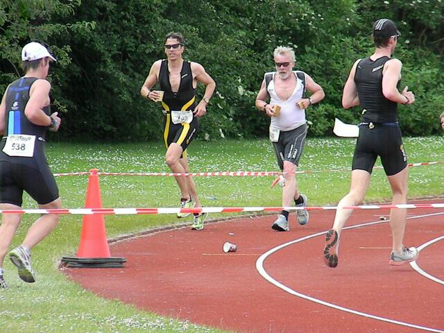 Auf der Laufstrecke begegnen sich die Läufer mehrmals. Eine Runde ist 2,5 km lang, 1,25 km hin und auch wieder zurück. So sieht man seine Konkurrenten und Freunde immer wieder.