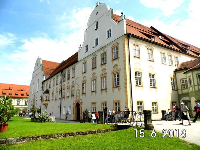 Eingang Basilika (hinten) und Klosterpforte (vorn)