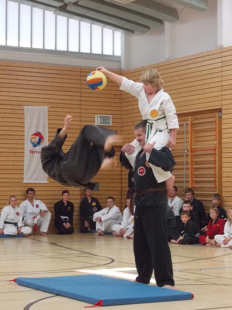 ...der Ball flog dann durch die Halle