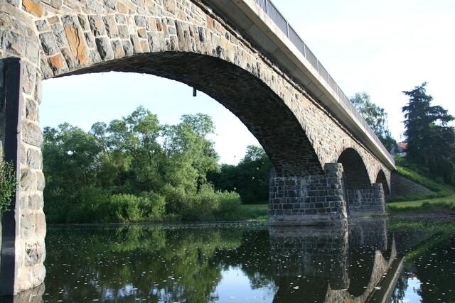...unter den Bögen der Brücke...