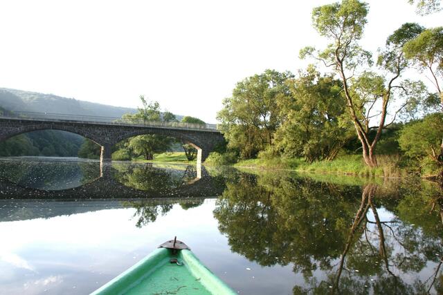 Die Brücke von Kirchlotheim in Sicht