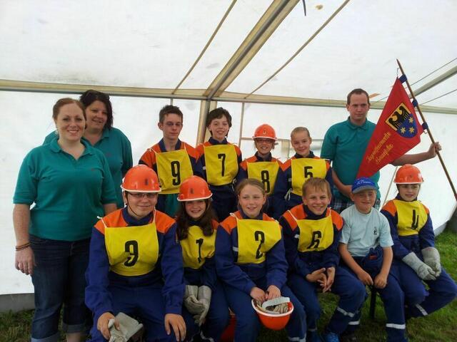 Die Betreuer(innen) Beate Kißling, Simone Bonacker (links) und Christian Bromm (rechts) mit "Ihren Kids" in Rauschenberg