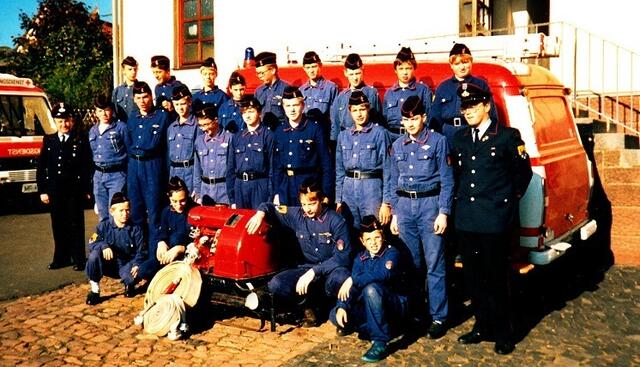 Jugendfeuerwehr Anzefahr im Oktober 1991 mit Wehrführer Kurt Müller (links, heute Ehrenwehrführer)