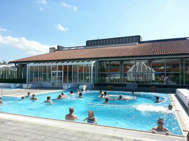 Außenbecken mit Strömungskanal, Massagedüsen, Sprudelsitzen ...