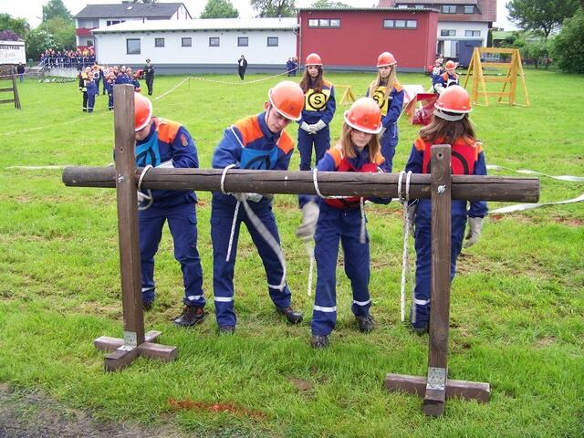 Das Anlegen der Knoten - Teresa Kraus (rechts) ist bereits fertig