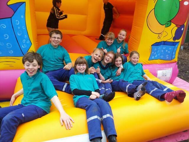 Auf der Hüpfburg beim Wettkampf in Dreihausen