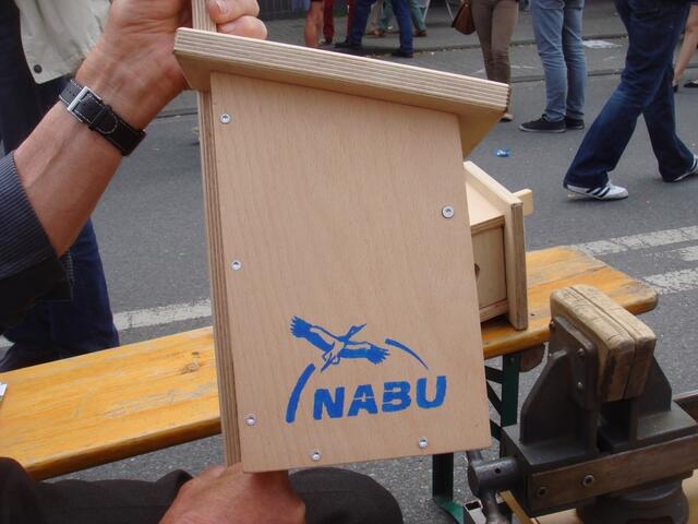Aus Bausätzen wurden Nistkästen zusammengebaut und erklärt.