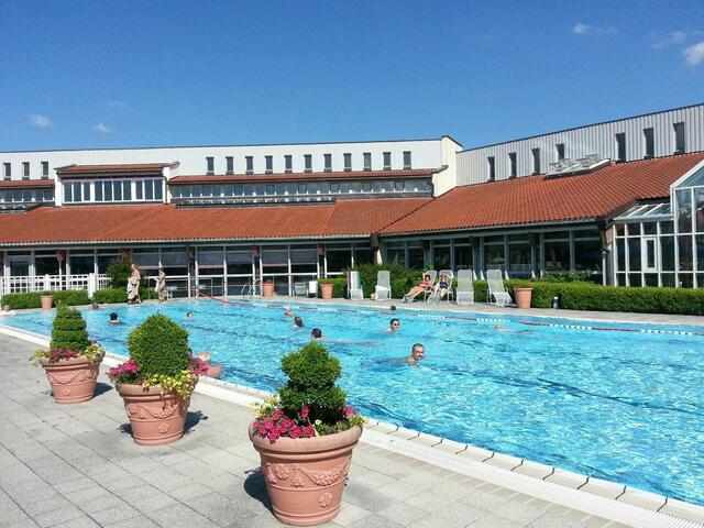 etwas kühleres Schwimmbecken ca 25 m
