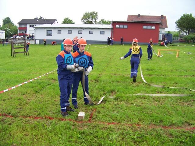 Lukas Mensdorf (li.) und Lennard Weil bilden den Wassertrupp