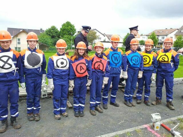 Die gemischte Gruppe vor dem A-Teil in Dreihausen v.l.n.r. Philipp Mensdorf, Julian Kraus, Alicia Weil, Teresa Kraus, Helena Bonacker, Lennard Weil, Hannah Biecker, Janina Weil und Lukas Mensdorf. Nicht auf dem Bild Ersatzfrau Natalie Bartel