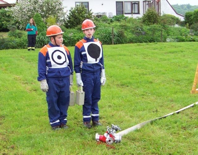 Melder und Gruppenführer beobachten das Übungsgeschehen