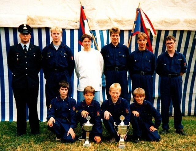 Stolz präsentierte der Anzefahrer Feuerwehrnachwuchs beim Sängerfest im Mai 1993 die Trophäen vom größten Pokalwettkampf Hessens aus Roda, den man erstmals gewann