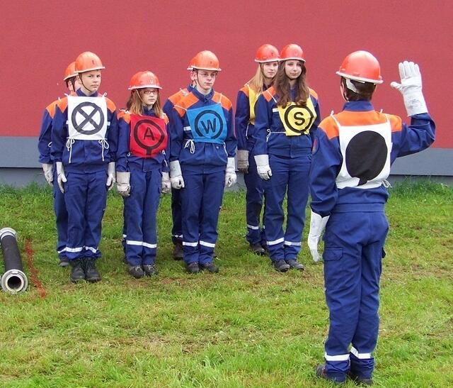 Alle hören auf das Kommando von Gruppenführer Julian Kraus (vorne rechts)