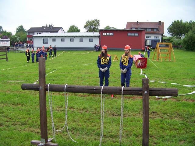 Vanessa Bartel (links) und Katja Kruse bilden den Schlauchtrupp
