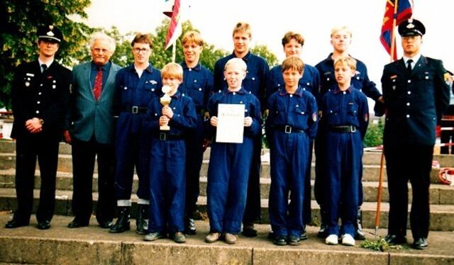 Kreismeister 1993 - v.l.n.r. Kreisjugendwart Lars Schäfer, Landrat Kurt Kliem, B. Bonacker, F. Schmidt, M. Schüßler, J. Sprenger, M. Rhiel, D. Böttner, B. Hühn, J. Mönninger, A. Kremer und Jugendwart Reinhold Bonacker