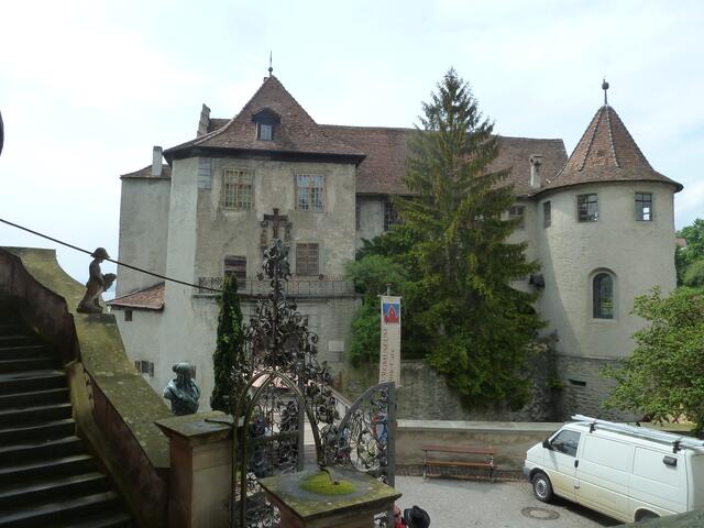 Wir mußten durch das verschnörkelte Tor,hinauf zum Schloß,hier noch ein Blick auf die Droste und Meersburg.