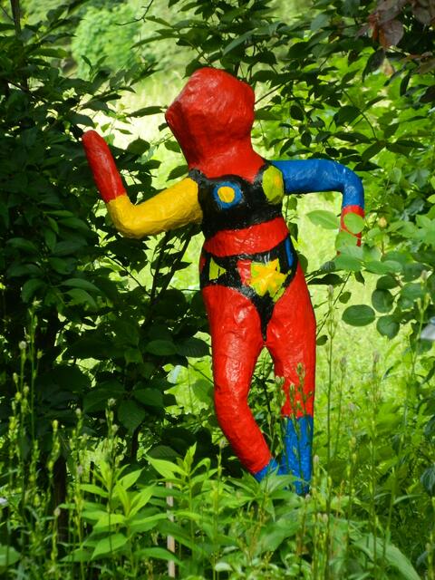 Einfach in ein Gartenbeet stecken.